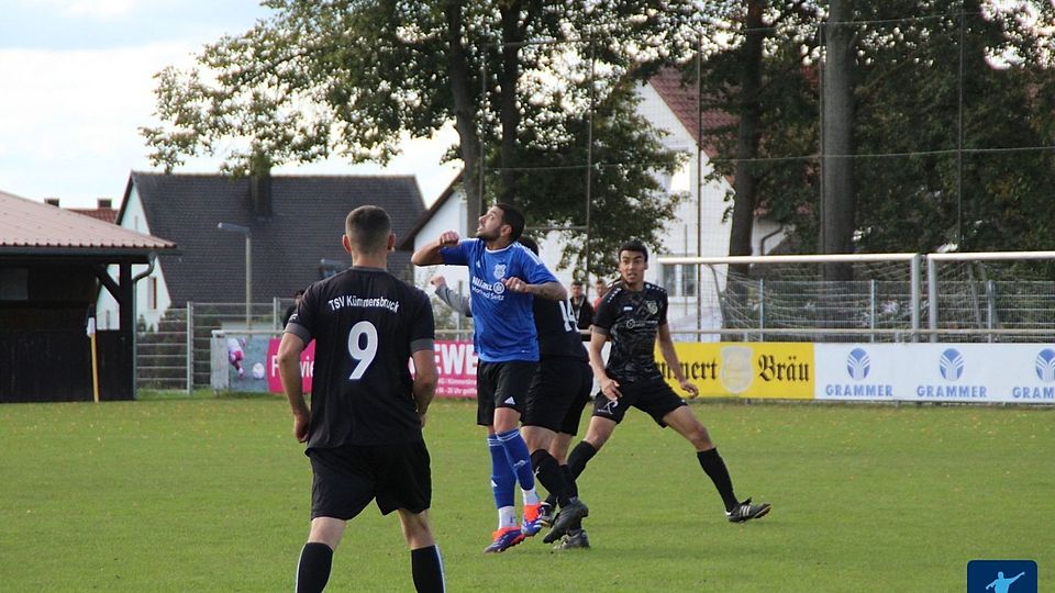 Eine Art Befreiungsschlag gelang dem TSV Kümmersbruck (in Schwarz) mit dem 3:0 im Kellerduell gegen den TuS Rosenberg II (in Blau-Schwarz).