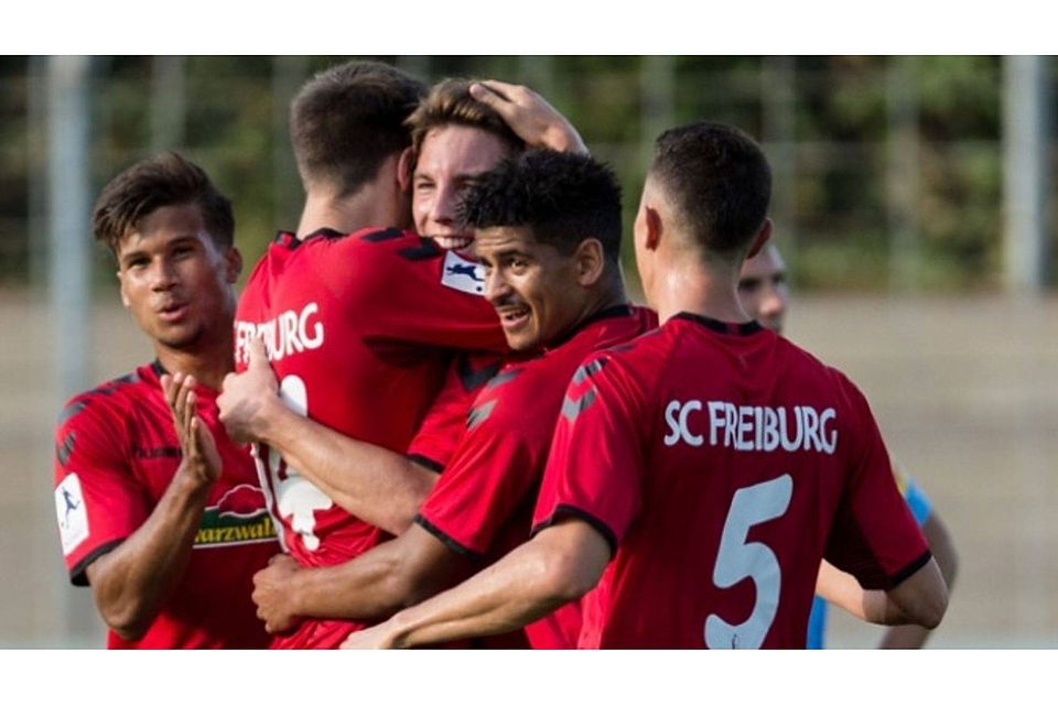 Sieg gegen den Tabellenführer Offenbach, die Freiburger feiern sich. | Foto: Patrick Seeger.
