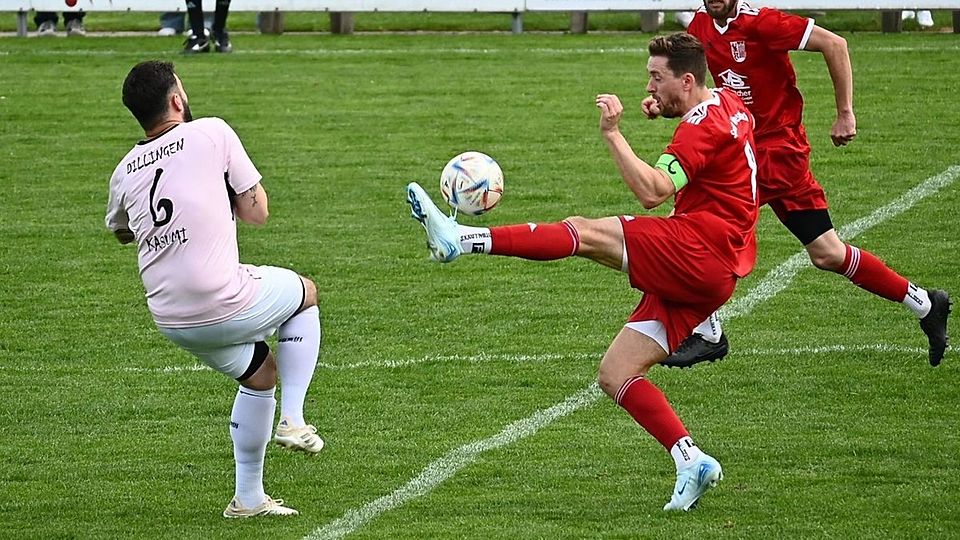 Pierre Heckelmüller (rechts) setzte sich mit der SpVgg Wiesenbach auch gegen die SSV Dillingen durch.