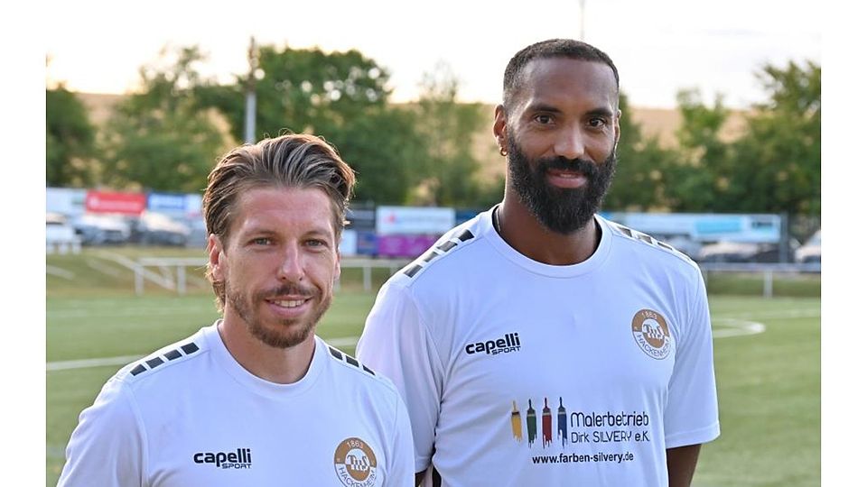 Hackenheims Trainerduo Tim Hulsey (links) und Pierre Merkel will mit dem TuS am Glan punkten.	Foto: Jochen Werner