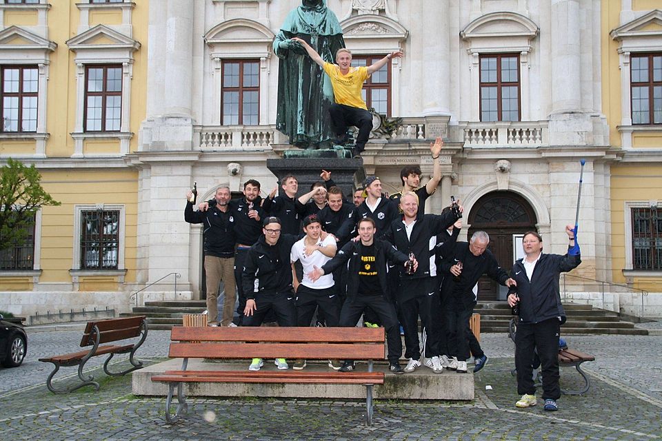 Vor dem Rathaus und rund um die Albertus-Magnus-Statue feierten die Lauinger den Meistertitel. F: Dieter Weber