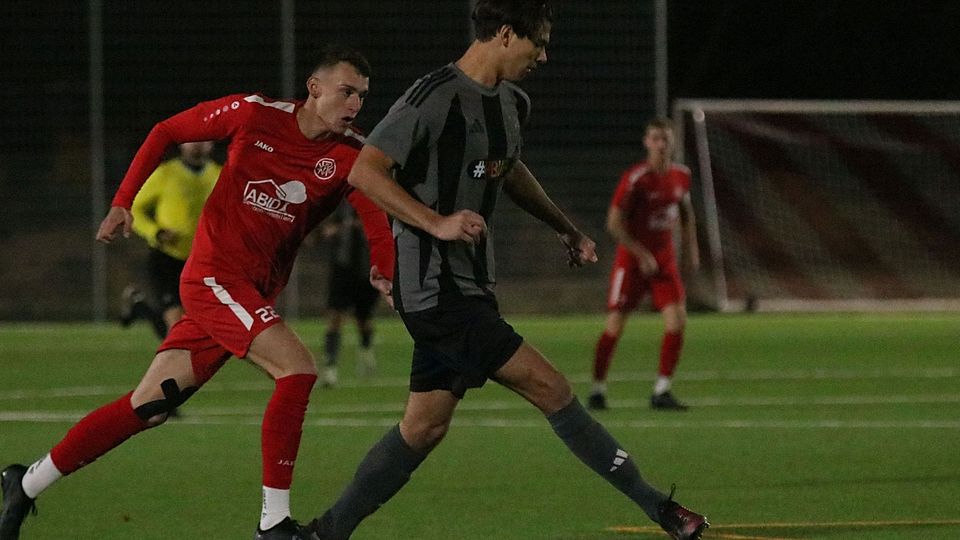 Wallufs Bastian Bsullak (rechts) gegen Limburgs Torschützen zum 2:0, Aaron Meuser (links). 