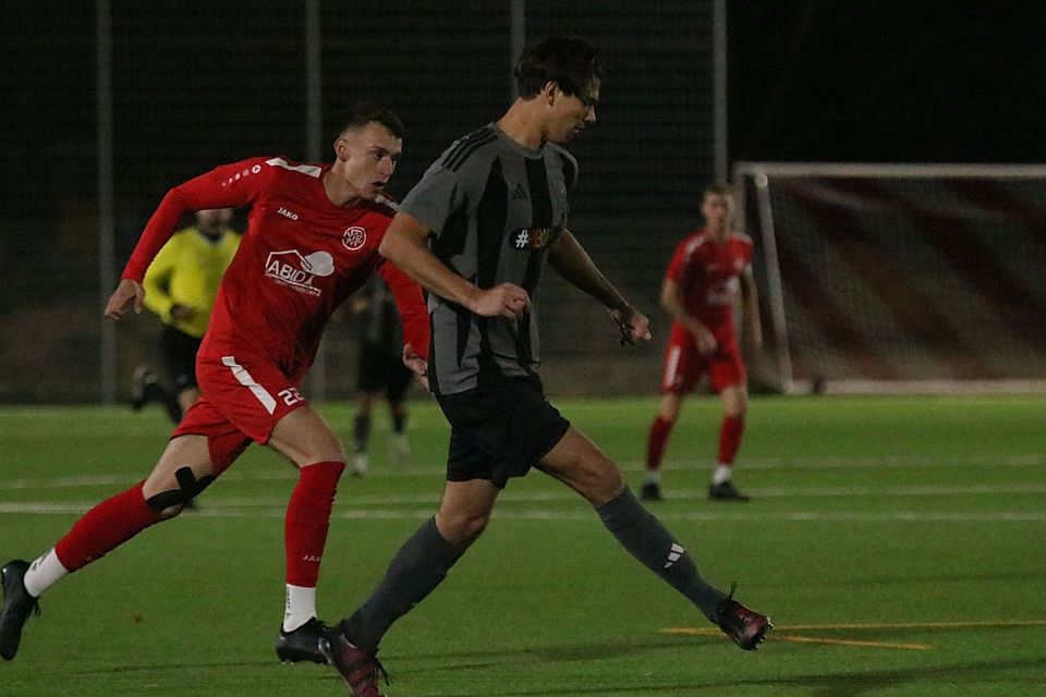 Wallufs Bastian Bsullak (rechts) gegen Limburgs Torschützen zum 2:0, Aaron Meuser (links). 