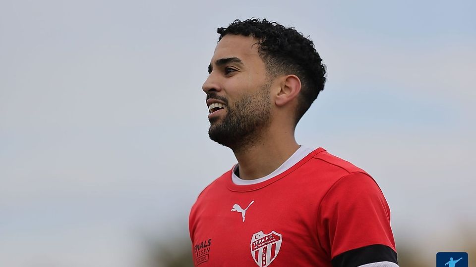 Gute Laune beim Türk FC Hattersheim, der nach seinem Trainerwechsel den SC Eschborn mit 4:3 schlägt. 