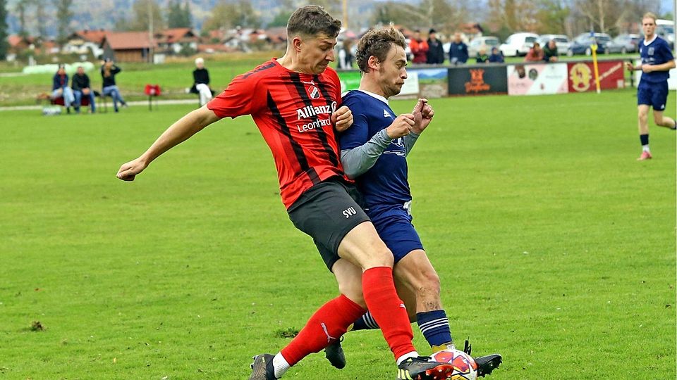 Der SV Uffing (rot) muss beim Aufsteiger ran. (Archivfoto)