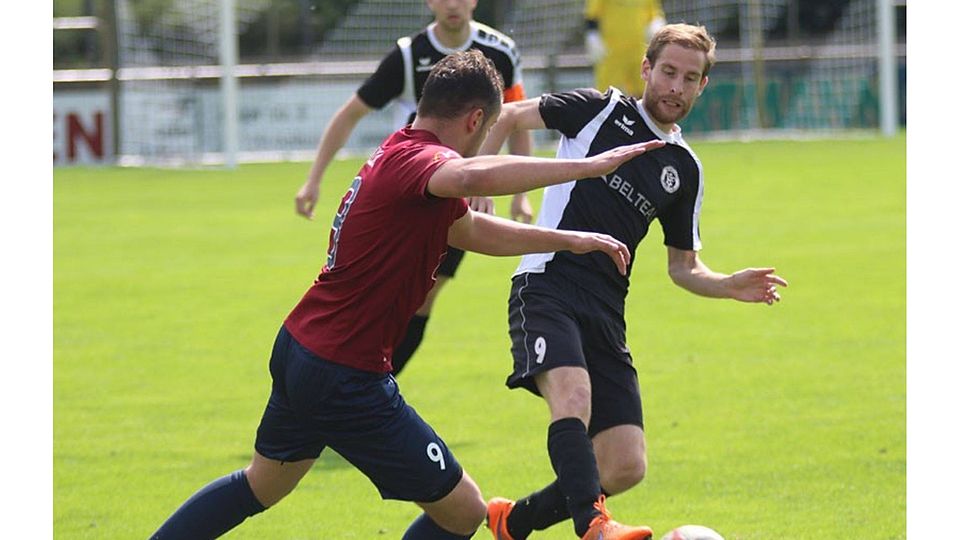 Hatte eine Schusschance: Delbrücks Marco Rüskaup wurde nach acht Minuten geblockt. Am Ende trennten sich der DSC und YEG Hassel mit 0:0. F: Heinemann