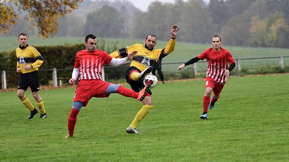Einsatzwillen zeigen die Geiß-Nidda/Borsdorf/Ober-Widdersheimer und die Fraktion aus Hartmannshain/Herchenhain/Burkhards auf Geiß-Niddaer Rasen beim 1:1-Remis.  	Foto: erg