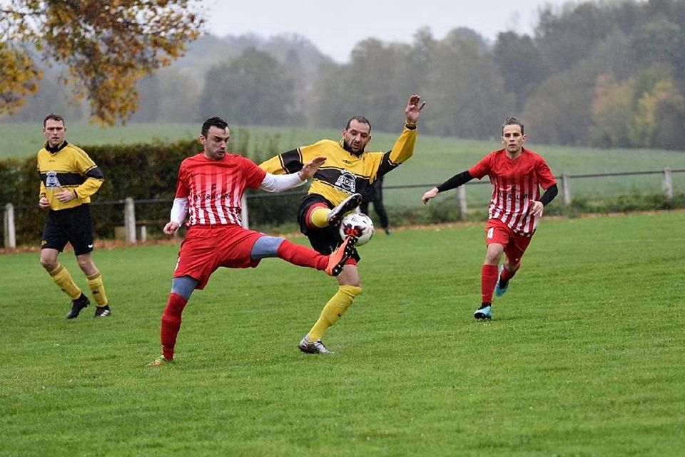 Einsatzwillen zeigen die Geiß-Nidda/Borsdorf/Ober-Widdersheimer und die Fraktion aus Hartmannshain/Herchenhain/Burkhards auf Geiß-Niddaer Rasen beim 1:1-Remis.  	Foto: erg