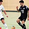 Spieler übernimmt kurzfristig Traineraufgaben: Erik Martori vom TSV Neuried (r.). A-Foto: Dagmar Rutt