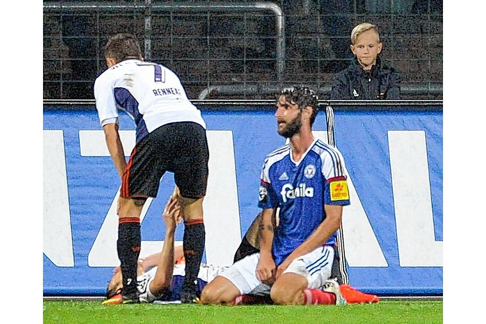 Konsternierter Blick: Während Christian Groß (verdeckt) noch am Boden liegt, weiß Niklas Hoheneder bereits, dass es Elfmeter für Osnabrück gibt. Foto: Lühn