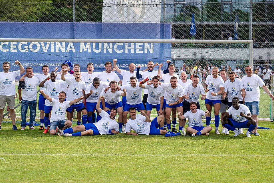Der FC Bosna i Hercegovina München feiert den Aufstieg in die Kreisliga.