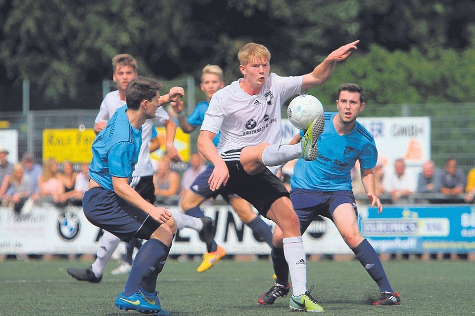 Wiehls Christian Prinz (M.) hat Knieprobleme und braucht eine Pause. Bei der Partie gegen den FC Pesch wird  der 21-Jährige nicht auflaufen können.Foto: Giesen