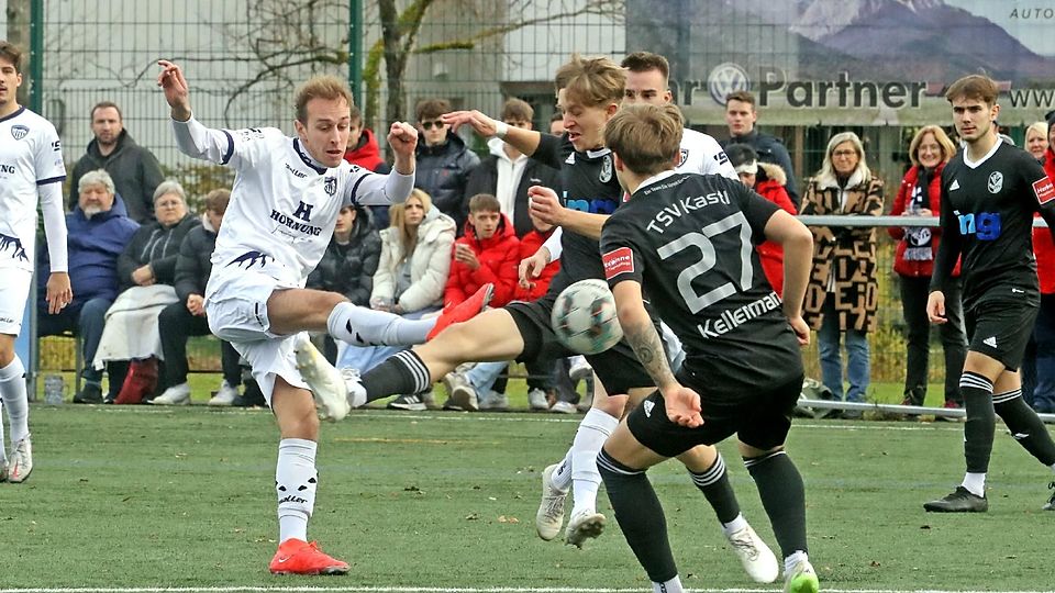 Spielentscheidende Szene: Mit diesem Schuss erzielte Jonas Poniewaz das 1:0 für den 1. FC Garmisch-Partenkirchen gegen den TSV Kastl. Es sollte der einzige Treffer der Partie bleiben.