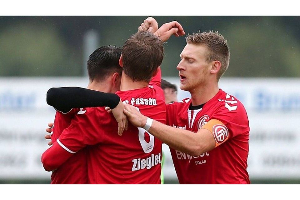 Der 1. FC Passau um Torjäger Michael Pillmeier (re.) steht beim ASCK Simbach vor einer großen Herausforderung F: Weiderer