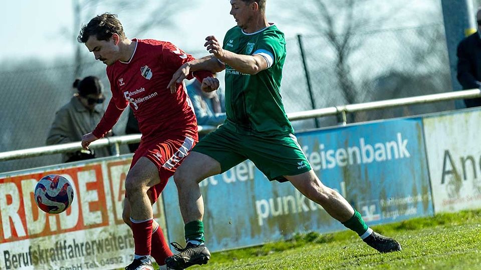 Kapitän Timo Dankert (re., GW Siebenbäumen) im Zweikampf mit Mathis Hansen (SG Elmenhorst-Tremsbüttel.