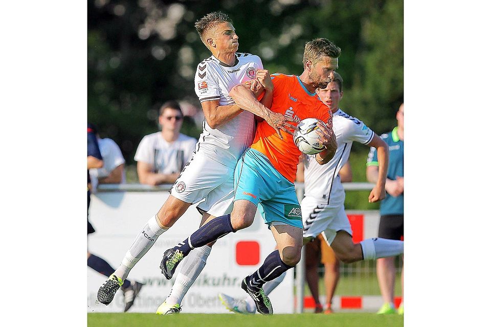 Unfair: St. Paulis Philipp Ziereis (li.) hält Weiches Angreifer Fiete Sykora. Foto: Staudt