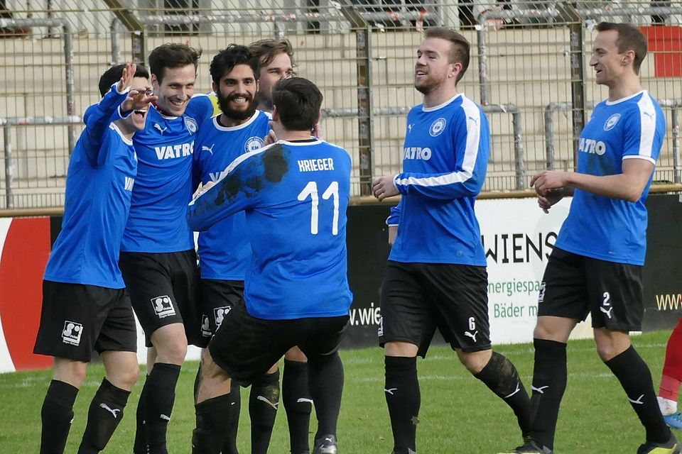 Daniel Waldrich (2. von links), Mats Scheld (4. von links), Jannik Schneider (6. von links) und Arthur Tomas (rechts) haben ihre im Sommer auslaufenden Verträge beim 1. FC Kaan-Marienborn verlängert.