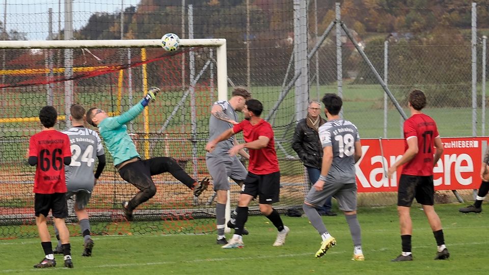 Altenmünsters Torwart Jannis Fischer lenkt im Rückwärtsfallen diesen Kopfball von Bubesheims David Tamm (Mitte) über den Querbalken. Die Gastgeber (rote Trikots) überzeugten mit einer starken Leistung. 