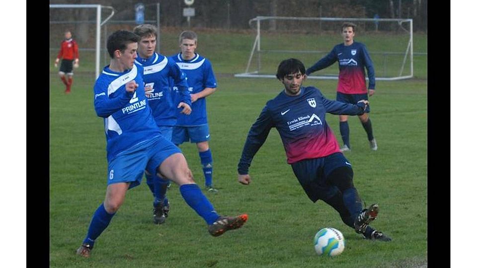 Heuchelheims Lautaro Tejerina (re.) angelt sich den Ball mit letztem Einsatz. Links der Homberger Dominik Pfeil. Foto: Niebergall