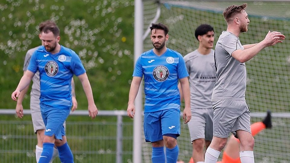 Nach der 2:5-Niederlage gegen den FC Lorsbach steht die SG Bad Soden (blaue Trikots) als erster Absteiger der KOL MTK fest. 