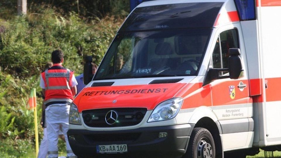 Einen Rettungswageneinsatz gab es am Sonntag auf dem Platz der DJK Eintracht Süd. (Symbolbild)