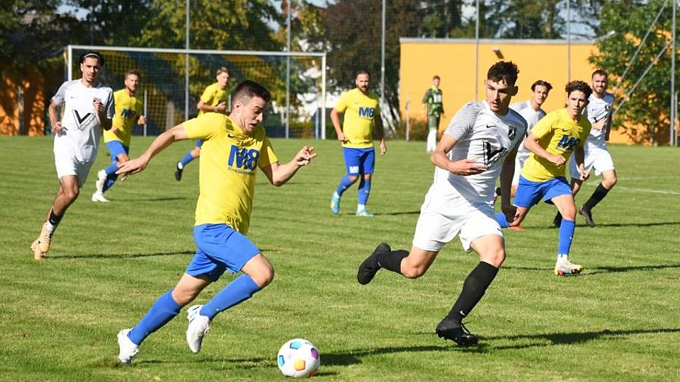 Laufduell: Gruppenligist SG Langstadt/Babenhausen (links Marvin Rehm) baute gegen die SG Modau (rechts Okyay Ermis) seine Heimserie mit dem nächsten Erfolg aus. 	Foto: Jens Dörr