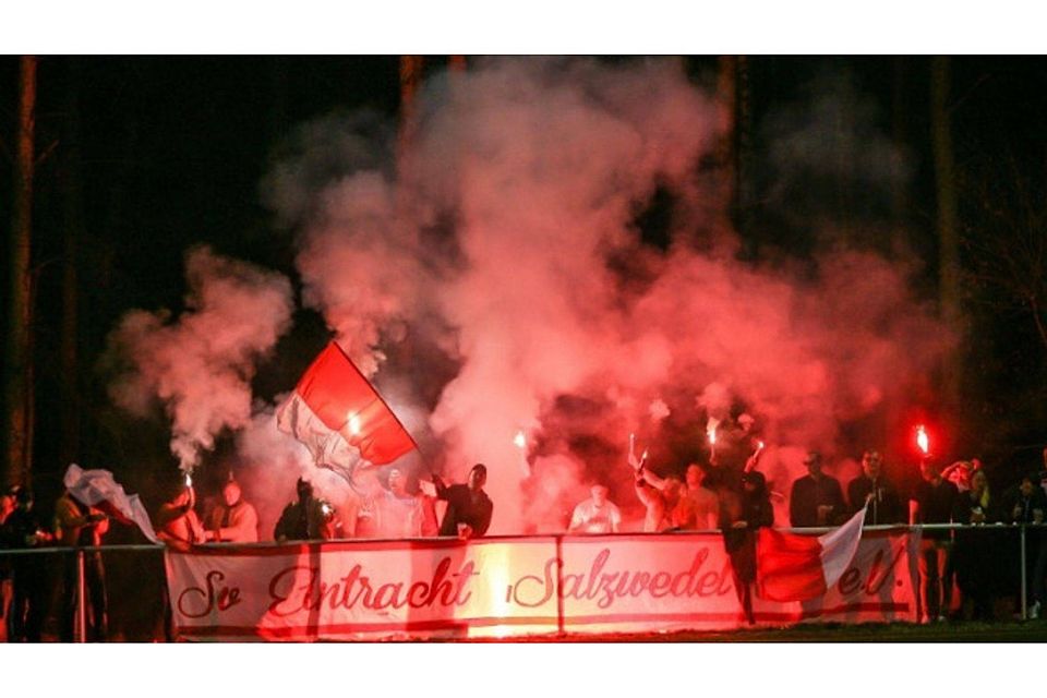 Eintracht-Fans sorgten am Donnerstagabend für Rauchschwaden in Letzlingen.     (F. Marc Wiedemann)