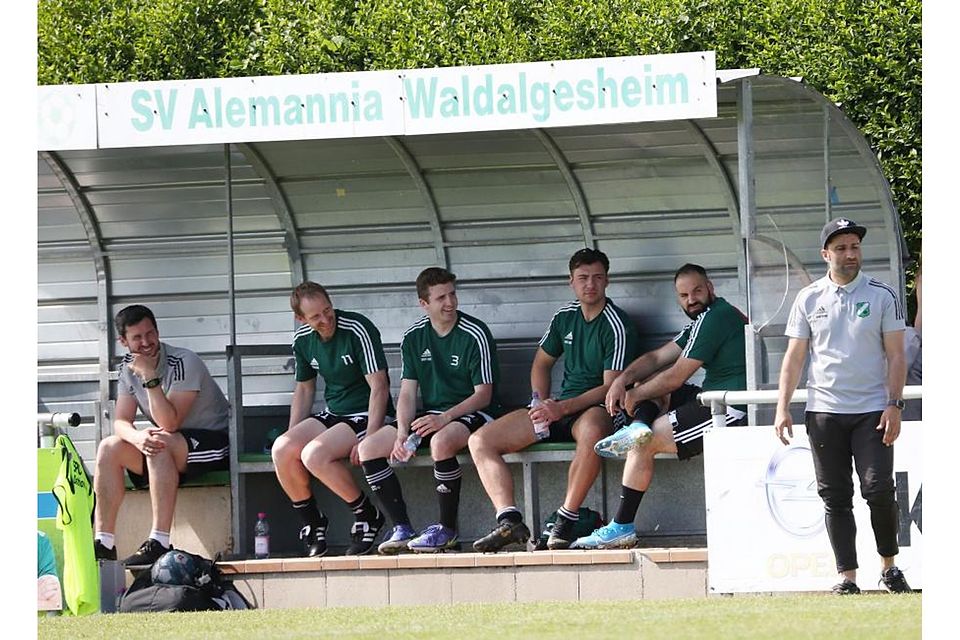 Die etwas andere Oberliga-Bankbesetzung bei der Alemannia (von links): die Reserve-Kicker Timo Robl und Max Heinen sowie die Torhüter Felix Basting und Pasquale Patria.