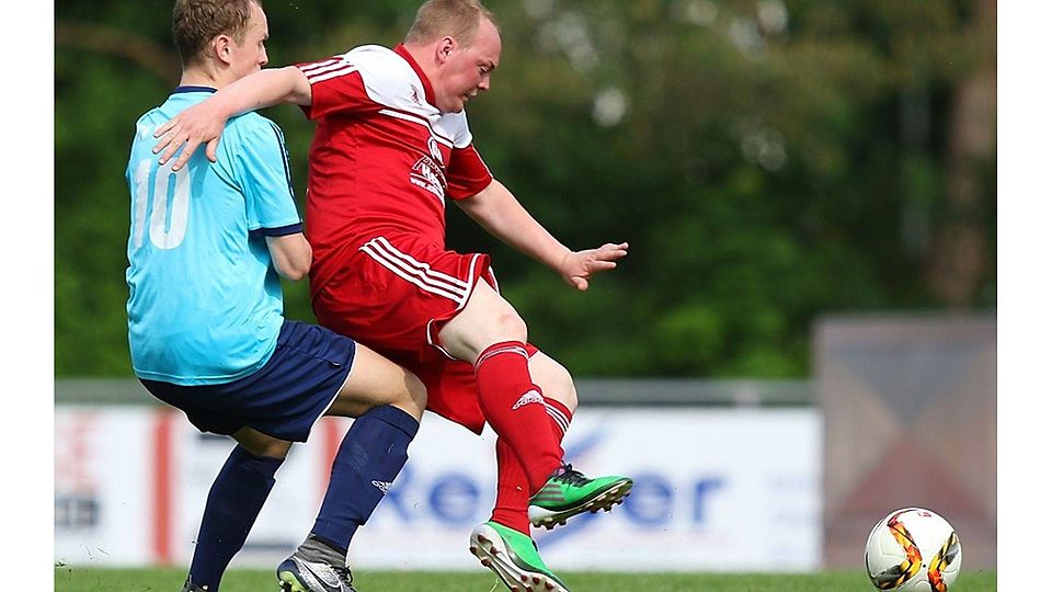 Dominik Mayer (in rot, hier im Spiel gegen den SV Wacker) war einer der Torschützen für den Aufsteiger aus Altenberg. Archivfoto: Zink