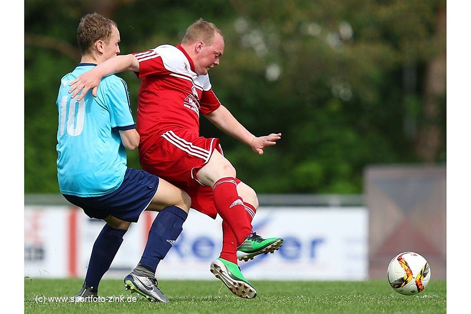 Dominik Mayer (in rot, hier im Spiel gegen den SV Wacker) war einer der Torschützen für den Aufsteiger aus Altenberg. Archivfoto: Zink