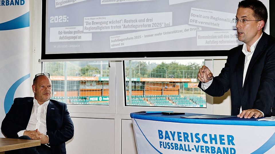 BFV-Präsident Dr. Christoph Kern (re.) ging auch ausführlich auf die Schlagzeilen rund um eine möglichen Reform der Regionalligen ein. BFV-Schatzmeister Jürgen Faltenbacher (li.) konnte gute Besucherzahlen aus der Vorsaison vorlegen. 