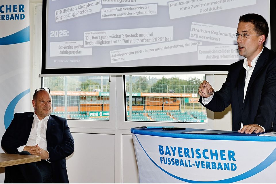 BFV-Präsident Dr. Christoph Kern (re.) ging auch ausführlich auf die Schlagzeilen rund um eine möglichen Reform der Regionalligen ein. BFV-Schatzmeister Jürgen Faltenbacher (li.) konnte gute Besucherzahlen aus der Vorsaison vorlegen. 