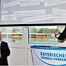 BFV-Präsident Dr. Christoph Kern (re.) ging auch ausführlich auf die Schlagzeilen rund um eine möglichen Reform der Regionalligen ein. BFV-Schatzmeister Jürgen Faltenbacher (li.) konnte gute Besucherzahlen aus der Vorsaison vorlegen. 