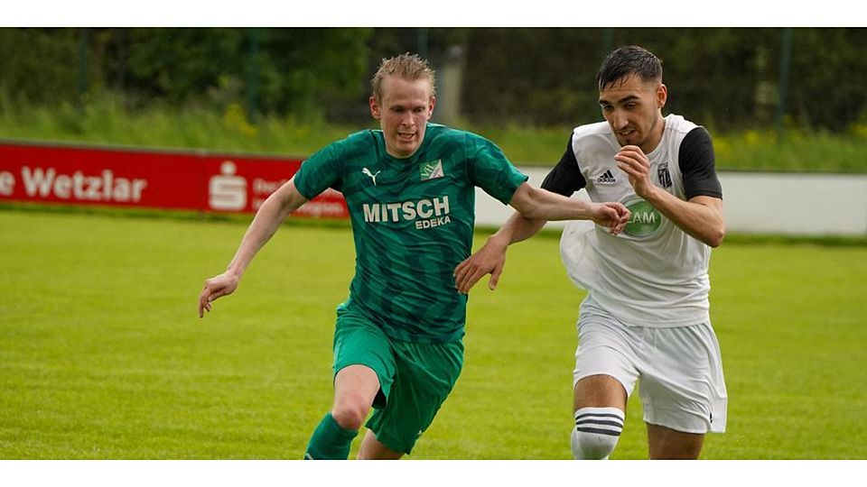 Mit einem 5:1-Sieg gegen Eintracht Wetzlar untermauern Lucas Martins Alves (r.) und der FC Werdorf ihre Ambitionen in der Fußball-A-Liga Wetzlar. © Isabel Althof