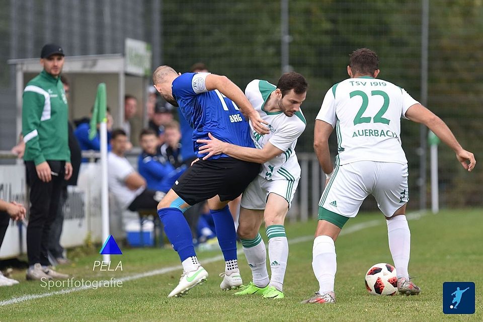 Der TSV Auerbach (rechts, am Ball) steht nach einem Sieg über Liga-Konkurrenten Wald-Michelbach im Kreispokal-Halbfinale