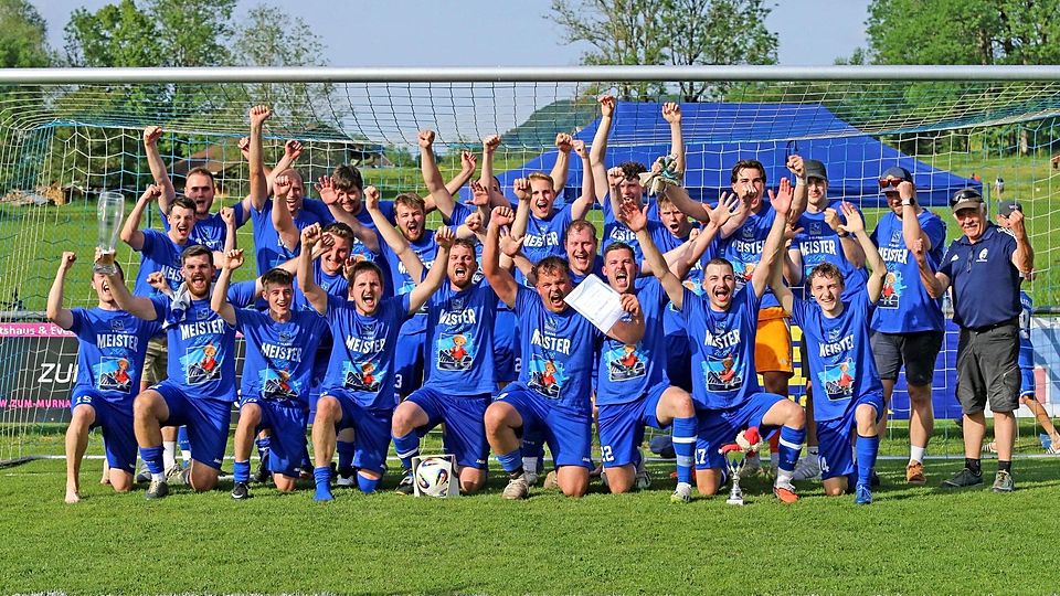 Bejubeln den Aufstieg: die Fußballer der Ohlstädter Reserve.