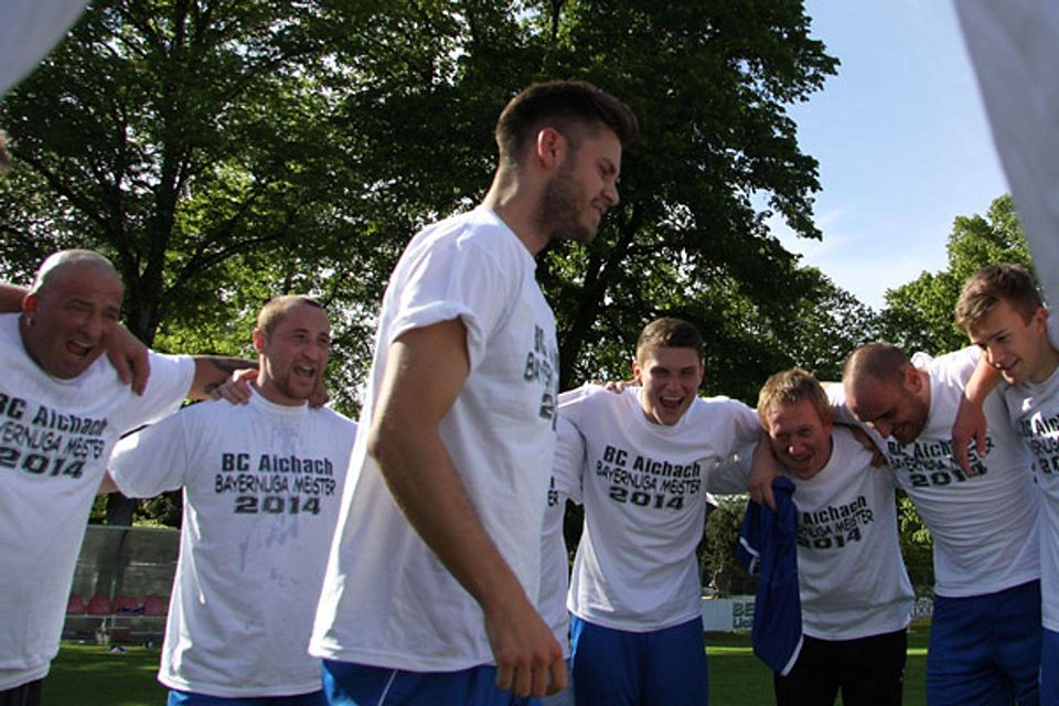 Gekleidet in Titel-T-Shirts feierten die Spieler des BC Aichach auf dem Rasen in Pullach die Bayernliga-Meisterschaft. Spieler und Trainer haben ihr Saisonziel erreicht, ehe sich die Mannschaft in zwei Wochen auflöst.  Foto: Reinhold Rummel