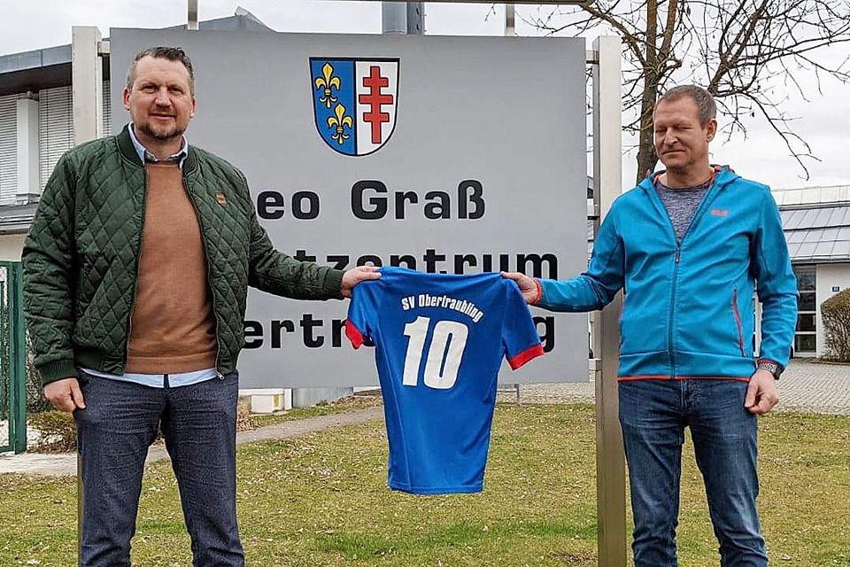 Obertraublings neuer Trainer Tom Gabler (links) mit SV-Abteilungsleiter Oliver Schleelein.