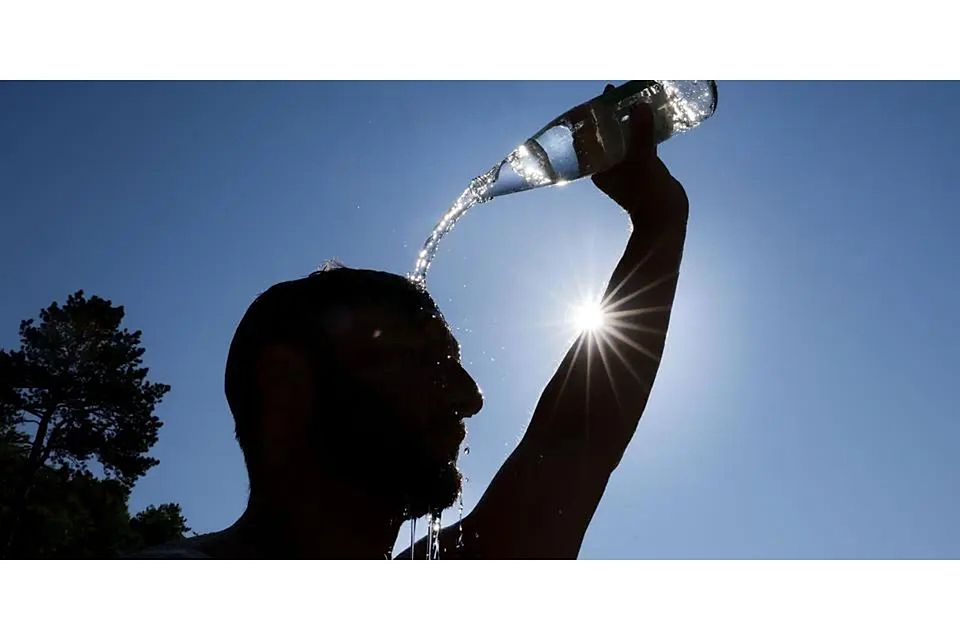 Ob über Kopf und Haut oder in den Körper reingeschüttet – auch beim Fußballturnier des TSV Albshausen waren Wasserflaschen ein Objekt der Begierde. (Symbolbild). © Thomas Warnack/dpa