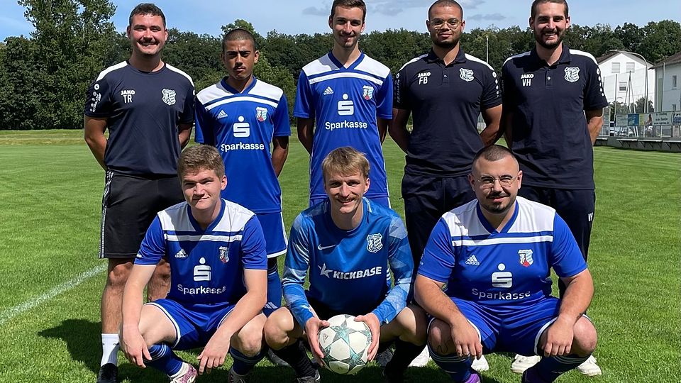 Oben von links nach rechts: Simon Schmalzbauer (neuer Trainer), Hamza Alasaf (Neuzugang, Syrien), Jonas Angerstorfer (aus eigener Jugend), Felix Bauer (neuer Betreuer), Valentin Haider (2. Abteilungsleiter Herren); Unten von links nach rechts: Jonas Funk (aus eigener Jugend), Patrick Lehner (FC Wacker Bamberg, Rückkehrer), Dennis Mühlhans (Wiedereinstieg nach Pause)