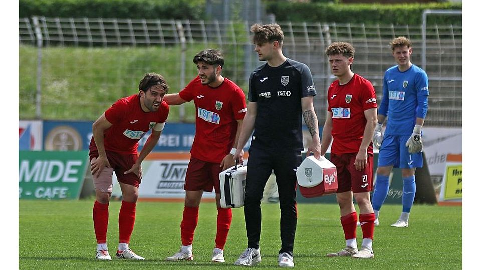 Luca Pedretti (rechts) möchte bis Saisonende ungeschlagen bleiben. Außerdem im Bild: Kapitän Sandro Loechelt (l.), der gegen Dudenhofen verletzt raus musste, sowie Umut Sentürk (2.v.l.), Physio Dominik Rudy und Philipp Sonn.	Foto: Christine Dirigo / pakalski-press