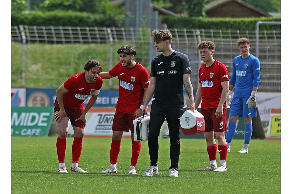 Luca Pedretti (rechts) möchte bis Saisonende ungeschlagen bleiben. Außerdem im Bild: Kapitän Sandro Loechelt (l.), der gegen Dudenhofen verletzt raus musste, sowie Umut Sentürk (2.v.l.), Physio Dominik Rudy und Philipp Sonn.	Foto: Christine Dirigo / pakalski-press