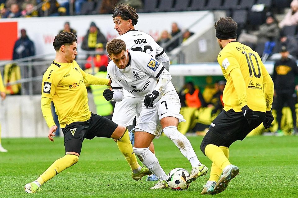 Die Spieler von 1860 München und Alemannia Aachen im Kampf um den Ball