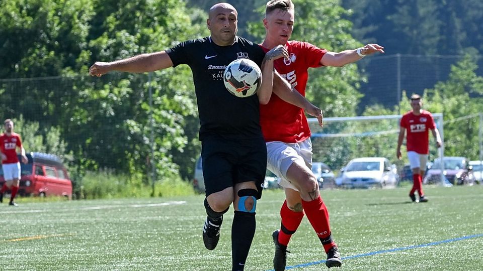 Enge Kiste in Malsburg: Yunus Teker (SG Grenzach-Wyhlen, links) gegen Simon Stiefvater (SG Malsburg/Marzell-Wollbach) 