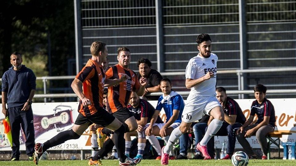 Der Aufsteiger TSV Türkgücü Ehingen (weiße Spielkleidung, hier beim Ehinger Stadtpokal gegen Herbertshofen) gewann zuletzt zweimal in Folge und trifft nun auf Munderkingen. Foto: Manfred Scherwinski
