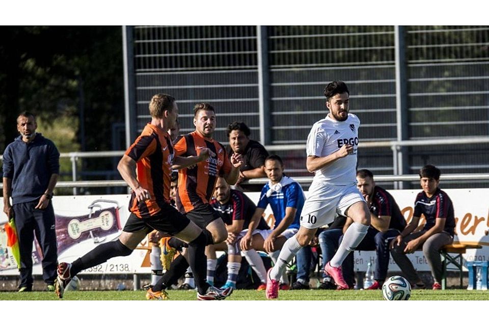 Der Aufsteiger TSV Türkgücü Ehingen (weiße Spielkleidung, hier beim Ehinger Stadtpokal gegen Herbertshofen) gewann zuletzt zweimal in Folge und trifft nun auf Munderkingen. Foto: Manfred Scherwinski