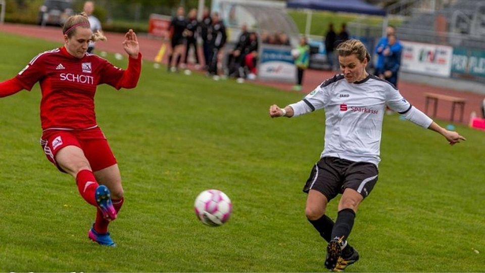 Schott-Frauen (links) wollen Auswärtssieg. F: Uwe Stöffler