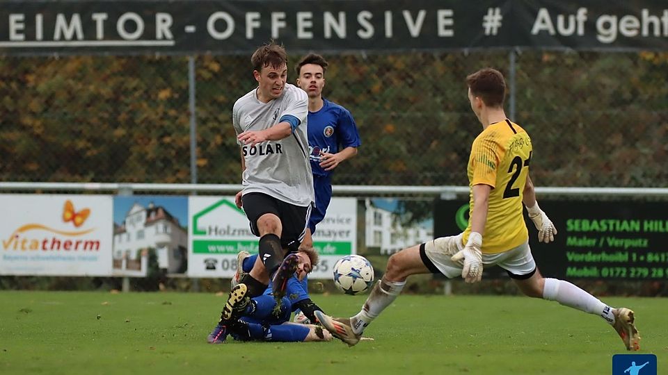 Lupfer ins Glück - Simon Eglhuber überwindet den Keeper zum 2:1 und erzielt wenige später sogar noch einen dritten Treffer.