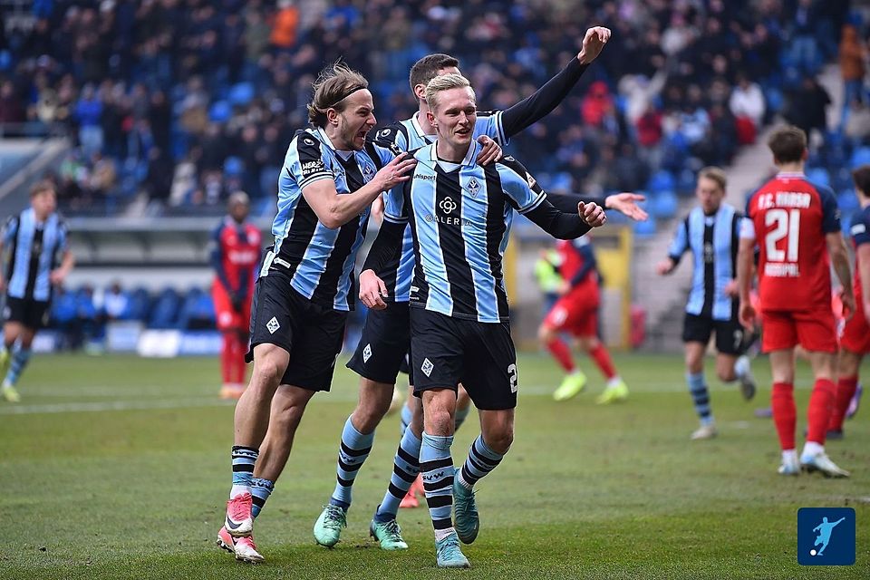 Fünfmal das gleiche Bild: Jubelnde Mannheimer. 