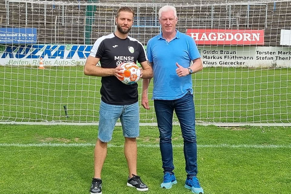 Daniel Szczepankiewicz mit FCG-Sportchef Rob Reekers
